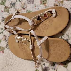 Vionic shoes size 8, cream colored